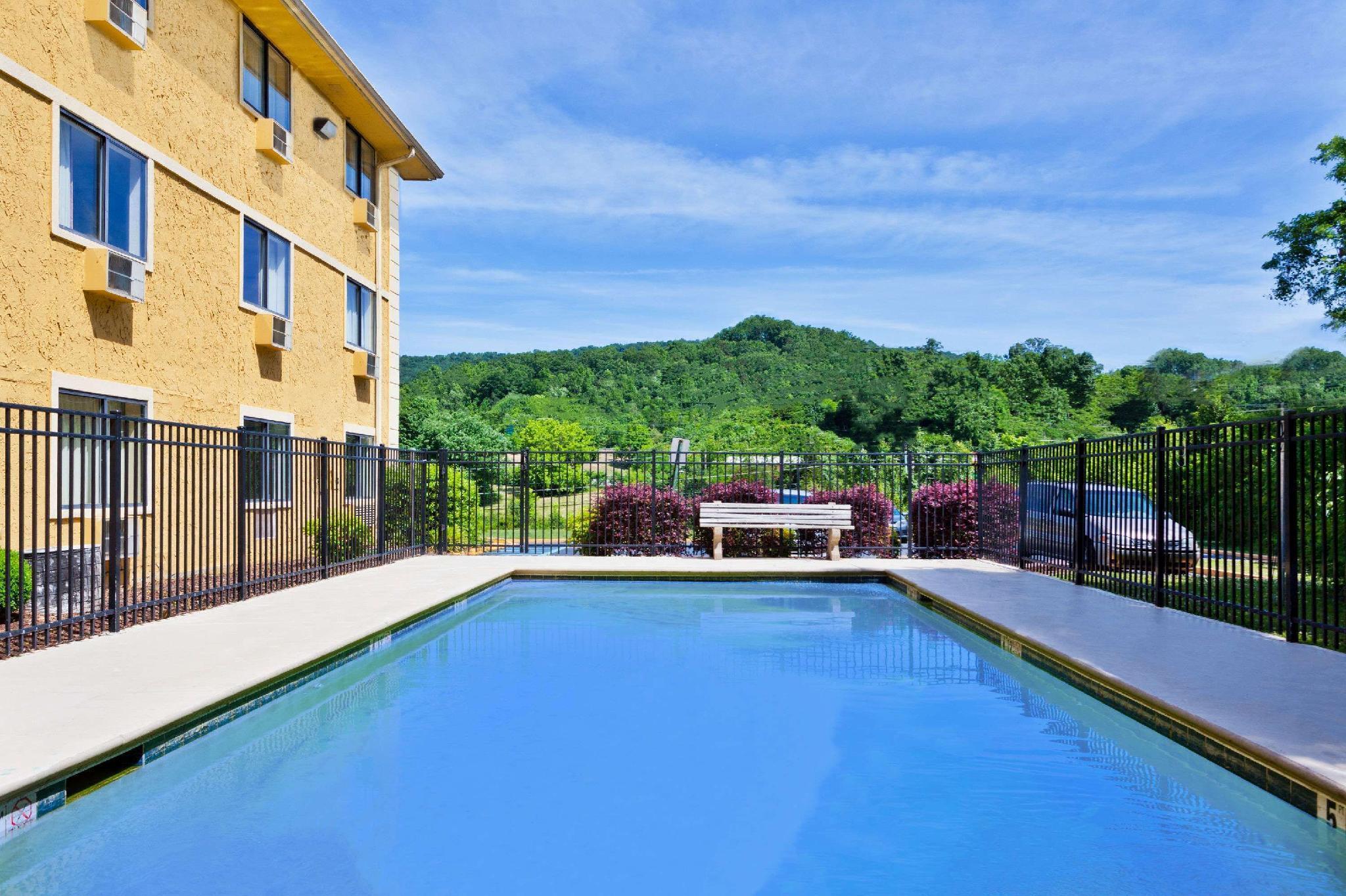 Super 8 by Wyndham Chattanooga Lookout Mountain TN Bagian luar foto